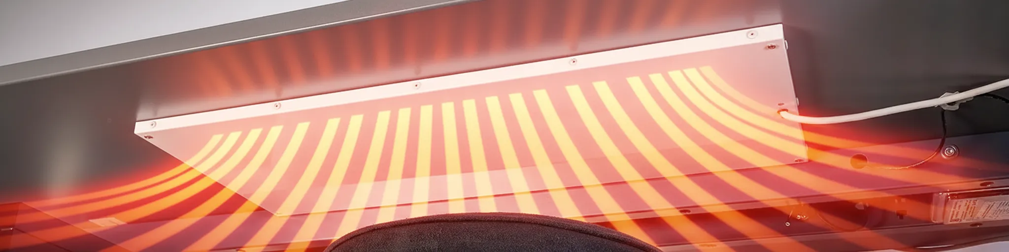 Moderner Arbeitsplatz mit dezenter Beleuchtung und Infrarot Schreibtisch Heizung